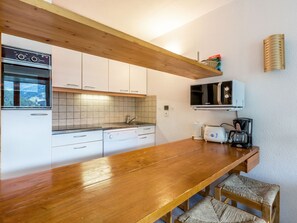 Fridge, microwave, oven, stovetop - Cozy ski-in apartment with parking and wifi, pets welcome at La Daille (Val-d'Isère)