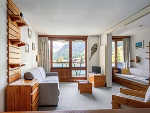 TV - Cozy ski-in apartment with parking and wifi, pets welcome at La Daille (Val-d'Isère)