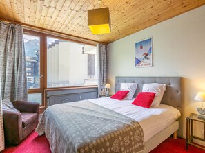 1 bedroom, bed sheets