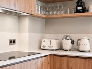 Wasserkocher mit Kaffee-/Teezubehör, Kühlschrank, Mikrowelle