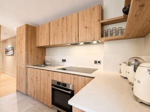 Wasserkocher mit Kaffee-/Teezubehör, Kühlschrank, Mikrowelle