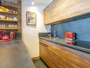 冷蔵庫、電子レンジ、食器洗い機、コーヒー / ティーメーカー