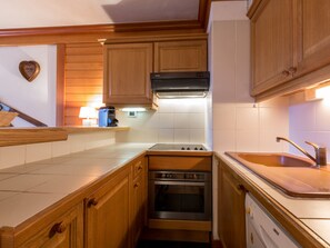 Réfrigérateur, four à micro-ondes, surface de cuisson, lave-vaisselle