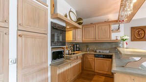 Unclassified image, 5 of 21, button - Charming, Spacious Apartment with WiFi at the Foot of the Slopes in the Heart of the Resort (Val-d'Isère)