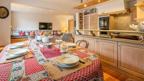 Unclassified image, 2 of 21, button - Charming, Spacious Apartment with WiFi at the Foot of the Slopes in the Heart of the Resort (Val-d'Isère)