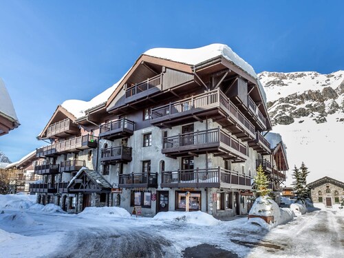 Charming Apartment with Personalized Decor in Old Village, Near Ski Slopes