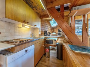 ثلاجة، ميكروويف، غسالة أطباق، ماكينة لصنع القهوة/الشاي