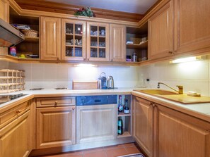 Geladeira, micro-ondas, cooktop, lava-louças