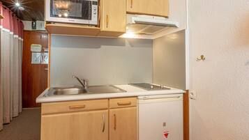 Kühlschrank, Mikrowelle, Herdplatte, Wasserkocher mit Kaffee-/Teezubehör