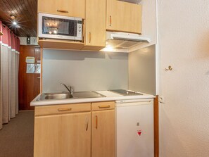 Kühlschrank, Mikrowelle, Herdplatte, Wasserkocher mit Kaffee-/Teezubehör