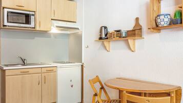 Kühlschrank, Mikrowelle, Herdplatte, Wasserkocher mit Kaffee-/Teezubehör