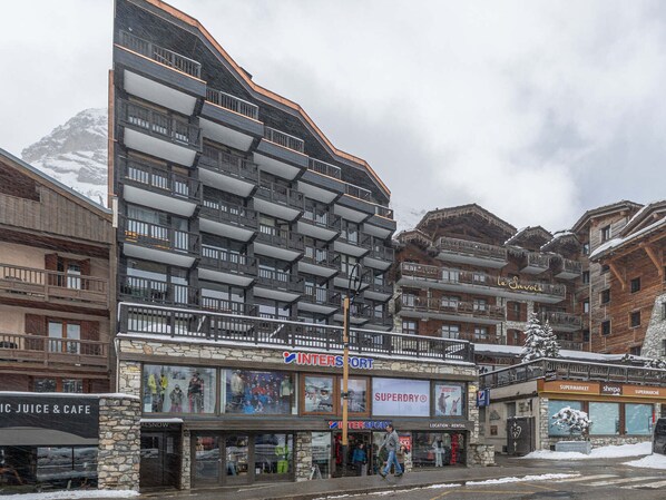 المنشأة من الخارج