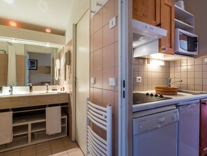 Réfrigérateur, micro-ondes, plaque de cuisson, lave-vaisselle