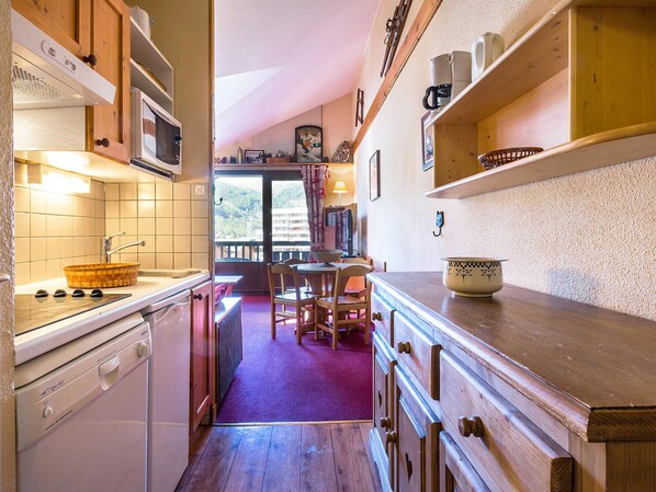 Réfrigérateur, micro-ondes, plaque de cuisson, lave-vaisselle