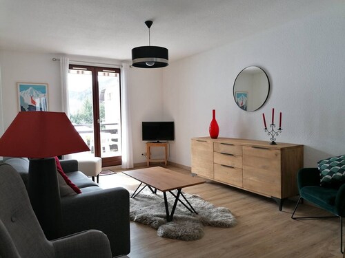 Family apartment for 6 with terrace, free parking and close to shuttle services