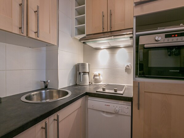 Fridge, oven, stovetop, dishwasher