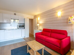 TV, DVD player - Modern Studio with Balcony, Ski-In/Ski-Out, and Free WiFi in Val-d'Isère (Val-d'Isère)