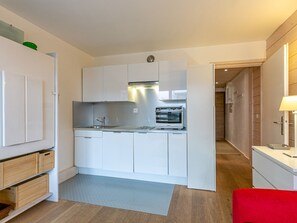 Fridge, microwave, stovetop, dishwasher - Modern Studio with Balcony, Ski-In/Ski-Out, and Free WiFi in Val-d'Isère (Val-d'Isère)