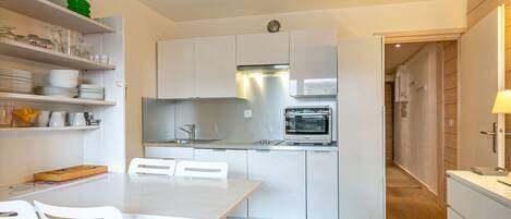 Réfrigérateur, micro-ondes, plaque de cuisson, lave-vaisselle