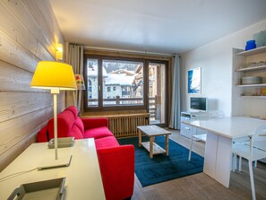 TV, DVD player - Modern Studio with Balcony, Ski-In/Ski-Out, and Free WiFi in Val-d'Isère (Val-d'Isère)