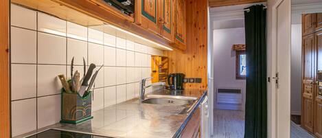 Réfrigérateur, four, plaque de cuisson, lave-vaisselle