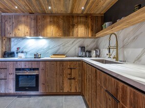 Køleskab, mikrobølgeovn, ovn, kogeplade