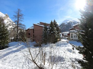 Property grounds - Modern Studio with Parking, Balcony, and Ski Shuttle Access in Val-d'Isère (Val-d'Isère)