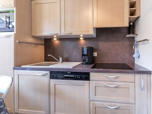 Fridge, microwave, dishwasher, coffee/tea maker - Modern Studio with Parking, Balcony, and Ski Shuttle Access in Val-d'Isère (Val-d'Isère)