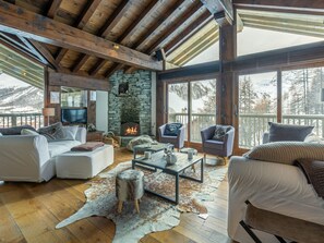 TV, fireplace - Luxury apartment with pool, parking and WIFI in Val-d'Isère (Val-d'Isère)