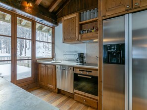 Kühlschrank, Mikrowelle, Herdplatte, Geschirrspüler