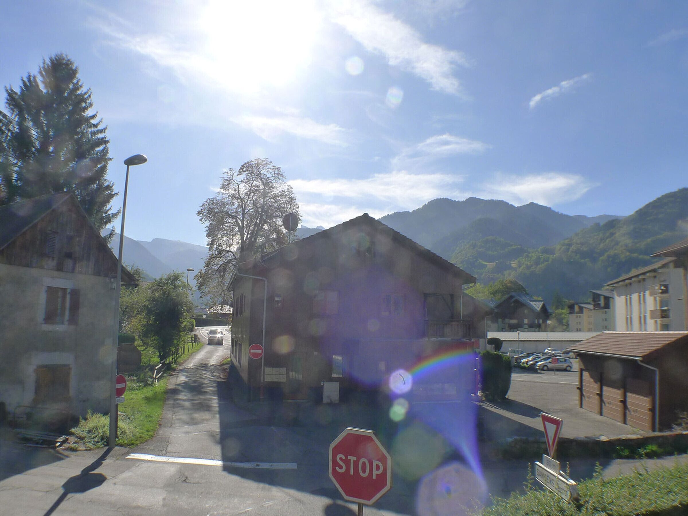 Eine ländliche Straße mit einem Stoppschild, einem Verbotsschild und einem Vorgabesignal.