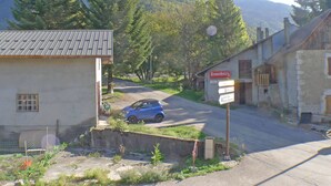 A small building with a sign reading 'Kronenbourg' and a parked car in front. - T2 apartment with mezzanine in village center, pets allowed (Samoëns)