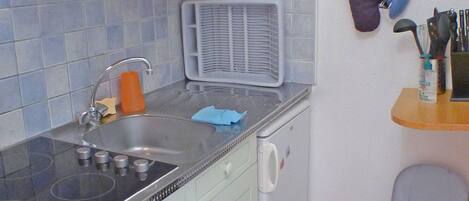 Een koelkast, een microgolfoven, een oven