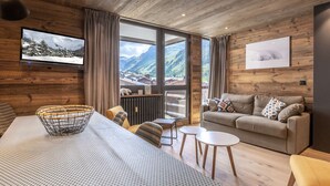 Living area - Stunning 2-Bedroom Condo with Wi-Fi, 2 Baths & Mountain Views in Central Val-d'Isère (Val-d'Isère)
