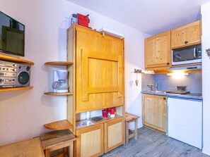 Fridge, microwave, coffee/tea maker, toaster