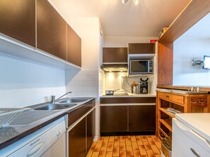 Fridge, microwave, stovetop, dishwasher - Comfortable triplex for 6, parking & WiFi, close to slopes (Val-d'Isère)