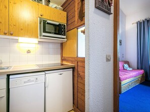 Kühlschrank, Mikrowelle, Herdplatte, Geschirrspüler