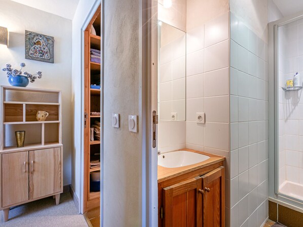 Séchoir à cheveux, serviettes fournies