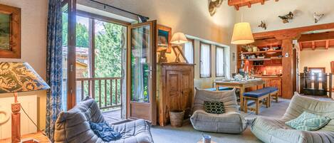 Televisie, een open haard en een dvd-speler