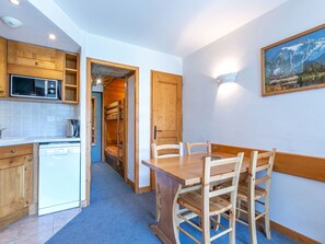 Dining - South-facing studio at the slopes in La Daille, pets allowed (Val-d'Isère)