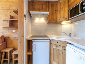 Køleskab, mikrobølgeovn, kogeplade, opvaskemaskine