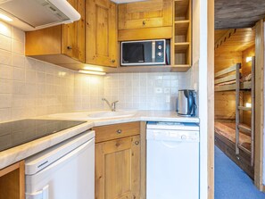 Køleskab, mikrobølgeovn, kogeplade, opvaskemaskine