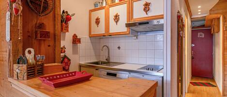 冷蔵庫、電子レンジ、コンロ、食器洗い機