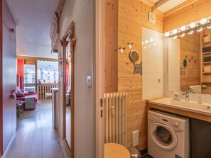 Interior - Cozy mountain apartment near amenities (Val-d'Isère)