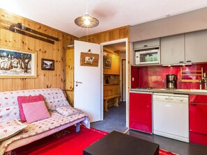 TV - Cozy Apartment with Personalized Decor and Covered Parking in Val-d'Isère (Val-d'Isère)