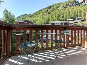 Outdoor dining - Cozy Apartment with Personalized Decor and Covered Parking in Val-d'Isère (Val-d'Isère)