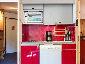 Fridge, oven, dishwasher, coffee/tea maker