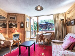 TV - Cozy Apartment with Personalized Decor and Covered Parking in Val-d'Isère (Val-d'Isère)