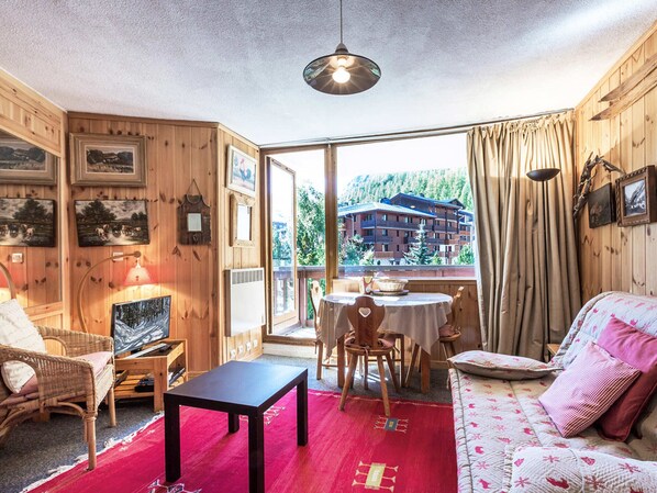 TV - Cozy Apartment with Personalized Decor and Covered Parking in Val-d'Isère (Val-d'Isère)