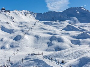 Snow and ski sports - Cozy Ski-In/Ski-Out Apartment with Covered Parking in Val-d'Isère Center (Val-d'Isère)